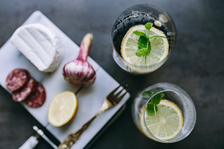 Préparation de quelques amuse-gueules dans la cuisine